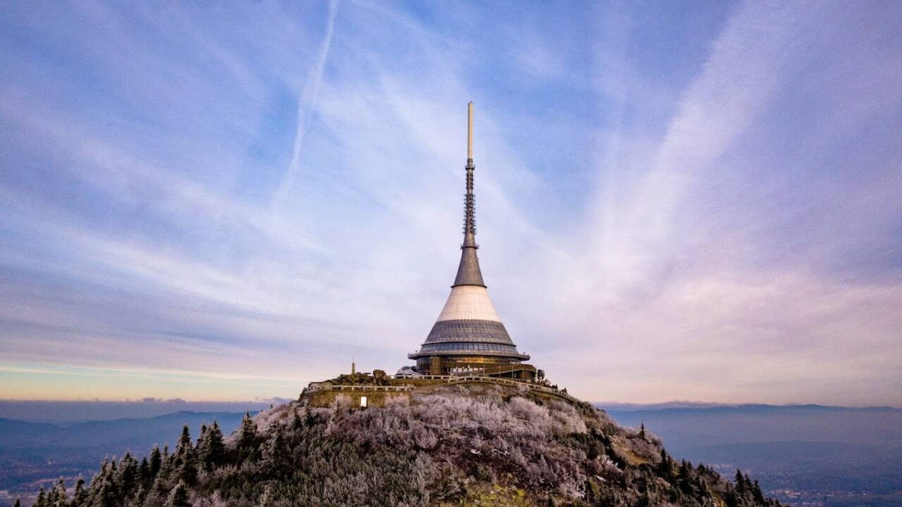 hotel a televizní vysílač Ještěd