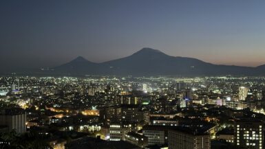 Pohled z Jerevanu na horu Ararat