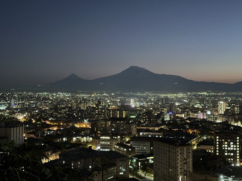 Pohled z Jerevanu na horu Ararat