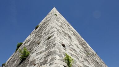 Pyramida Cestia v Římě po obnově