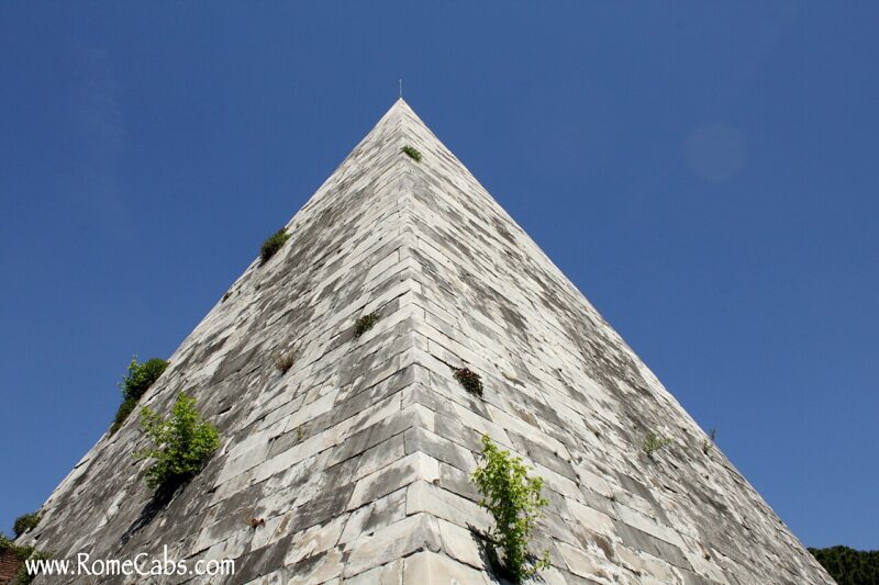 Pyramida Cestia v Římě po obnově
